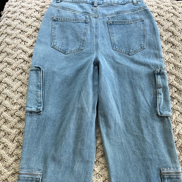 New Boohoo Jeans Light Wash Multi Zip Pocket Cargo Jeans size 4 - Picture 13 of 16